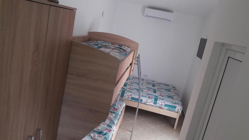 Krevet ili kreveti u jedinici u okviru objekta Apartmani "Ravić"