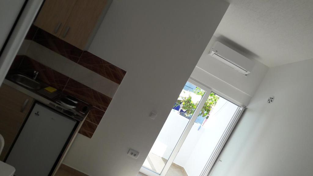 Kuhinja ili čajna kuhinja u objektu Apartmani "Ravić"