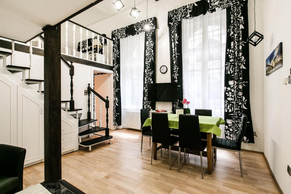 ブダペストにあるTerez 22 Design Apartmentのダイニングルーム(緑のテーブルと椅子付)
