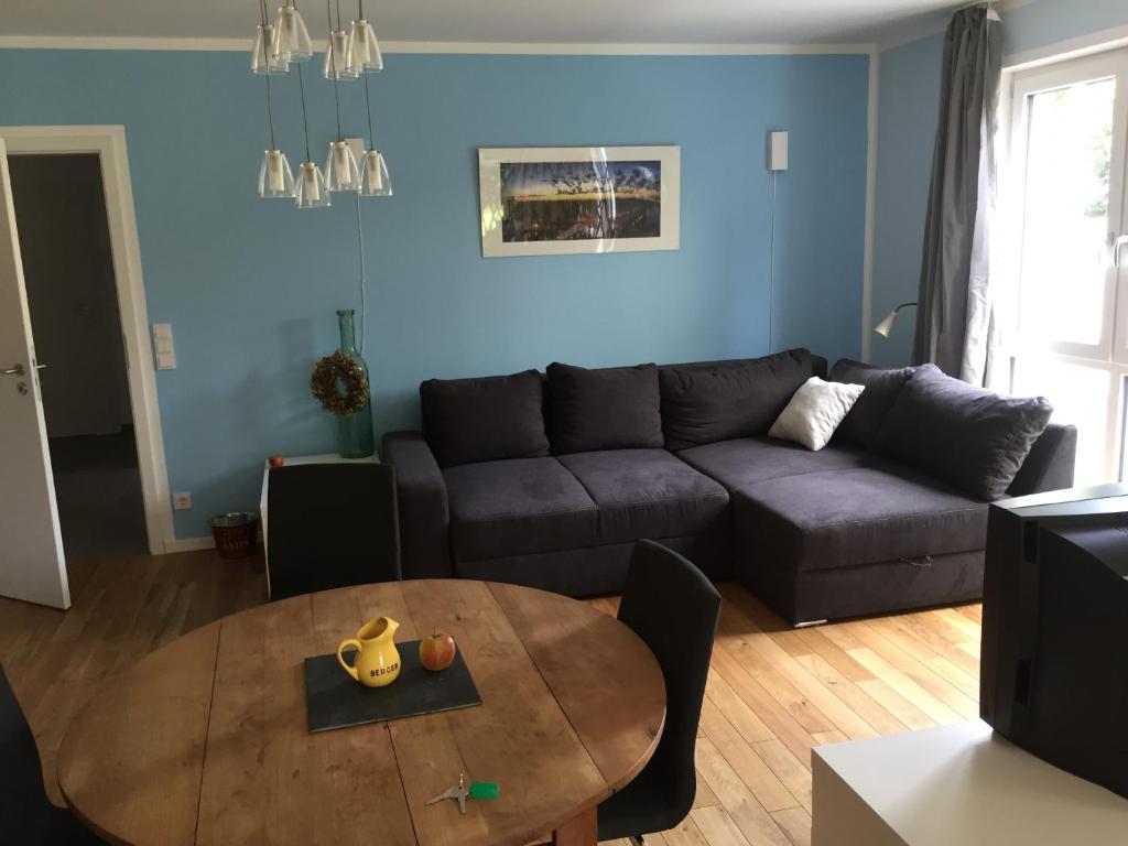 ein Wohnzimmer mit einem Sofa und einem Tisch in der Unterkunft Apartment nahe Villenviertel in Bonn
