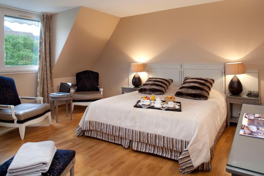 Postel nebo postele na pokoji v ubytování Logis Hotel Le Parc & Spa