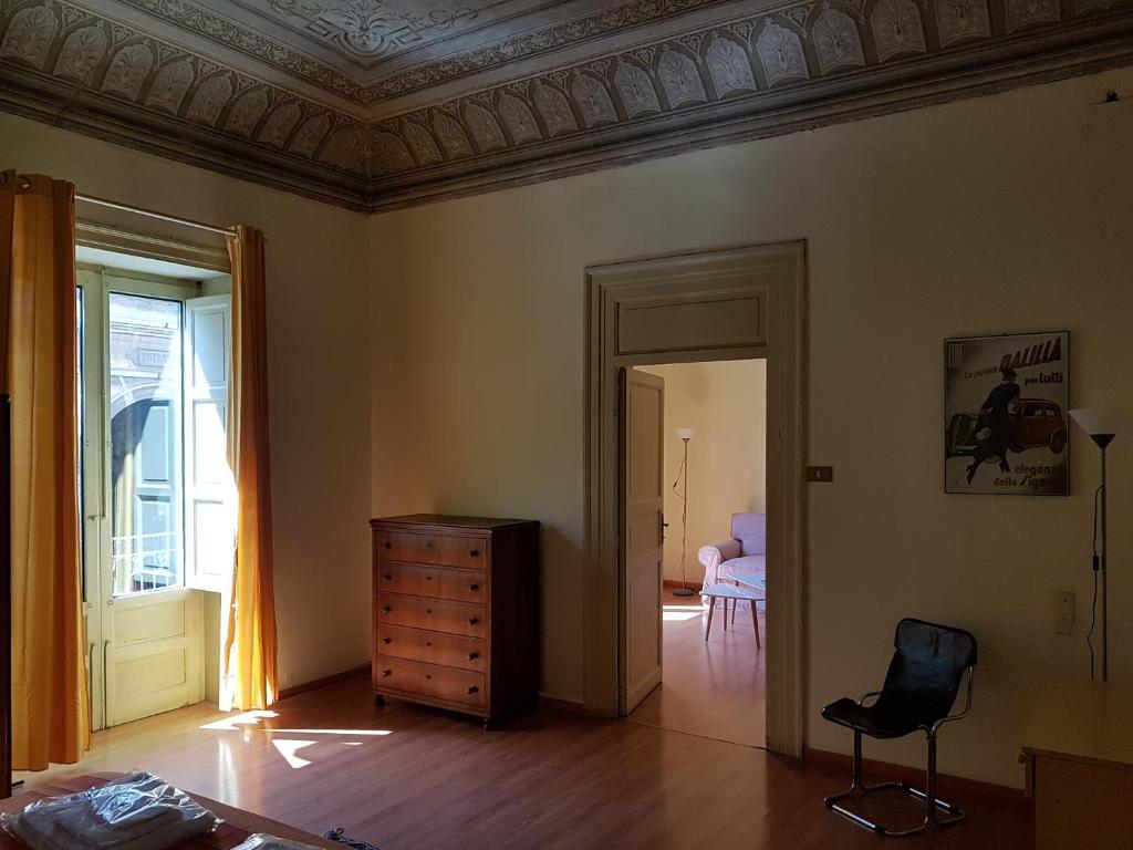 パレルモにあるPiazza Politeamaのドレッサーと椅子が備わる部屋