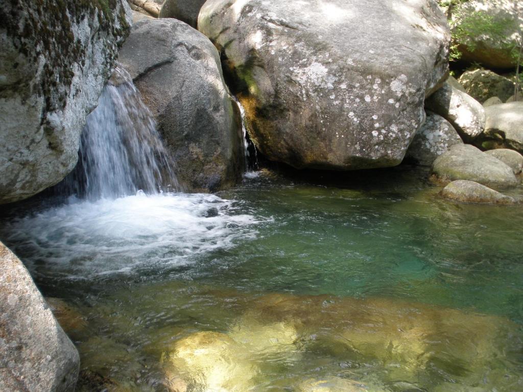 ゾンザにあるU Paesuの岩の横にある水の滝