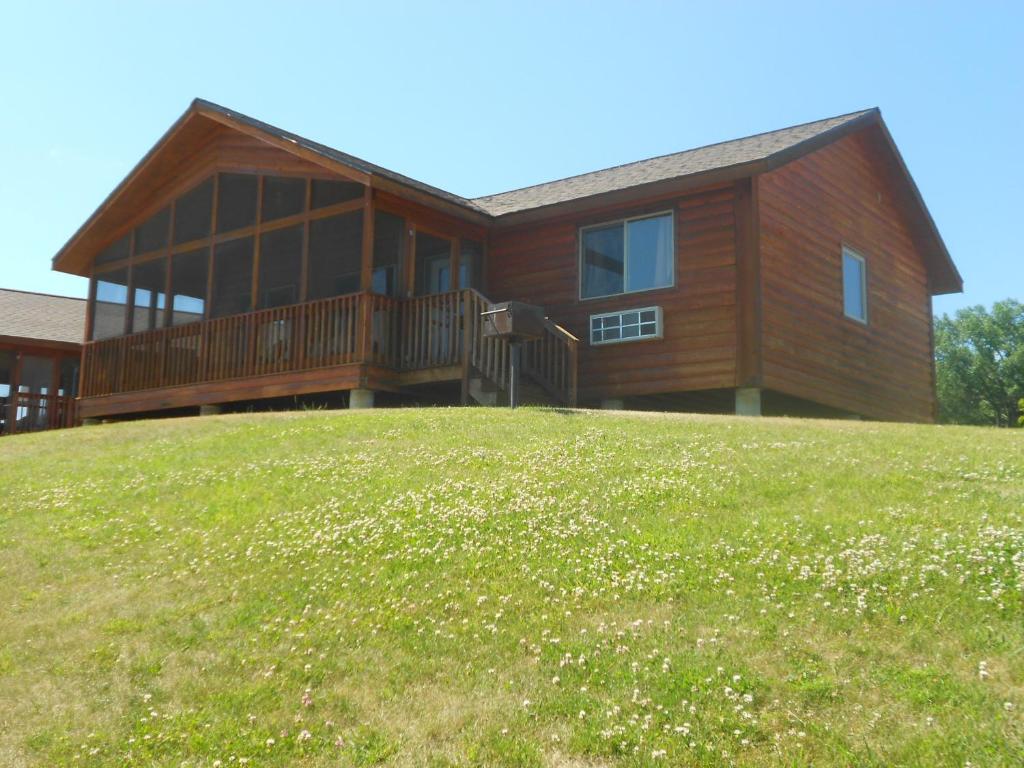 una casa en la cima de una colina en Neshonoc Lakeside Camping Resort, en West Salem