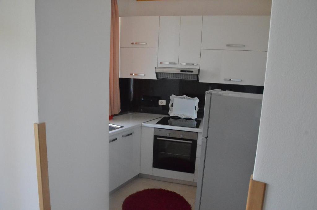 Kuchyň nebo kuchyňský kout v ubytování Everest Apartments Shengjin