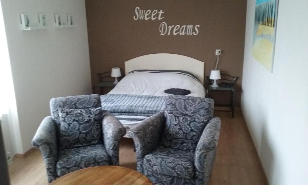 sypialnia z łóżkiem, krzesłem i łóżkiem w obiekcie Bed en Breakfast en Bike w mieście Sommelsdijk