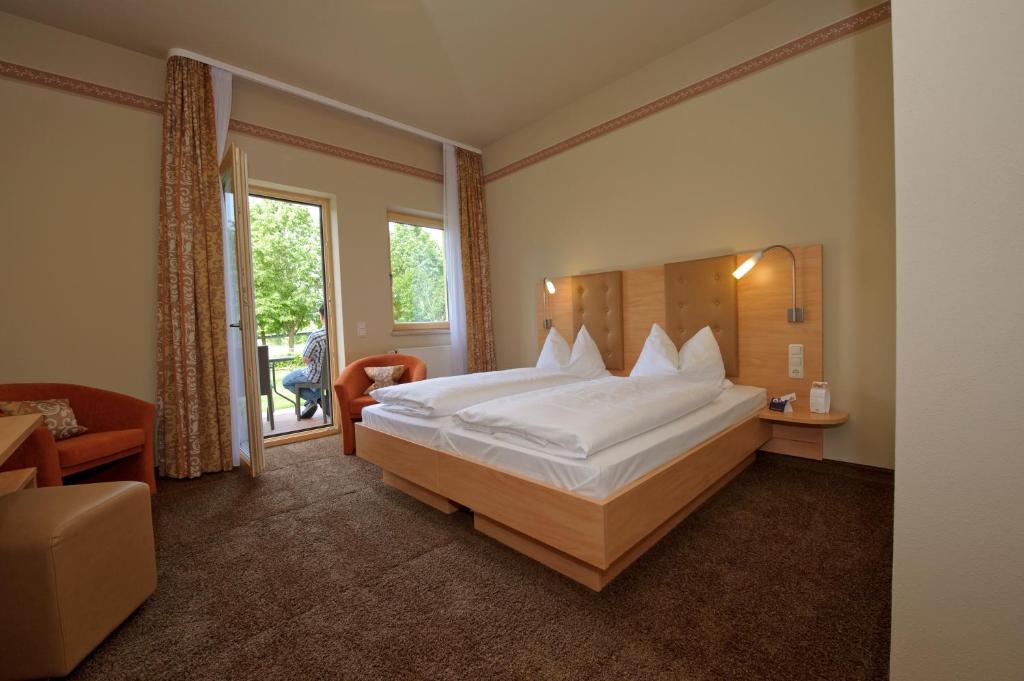Postel nebo postele na pokoji v ubytování Land-gut-Hotel Hotel Adlerbräu
