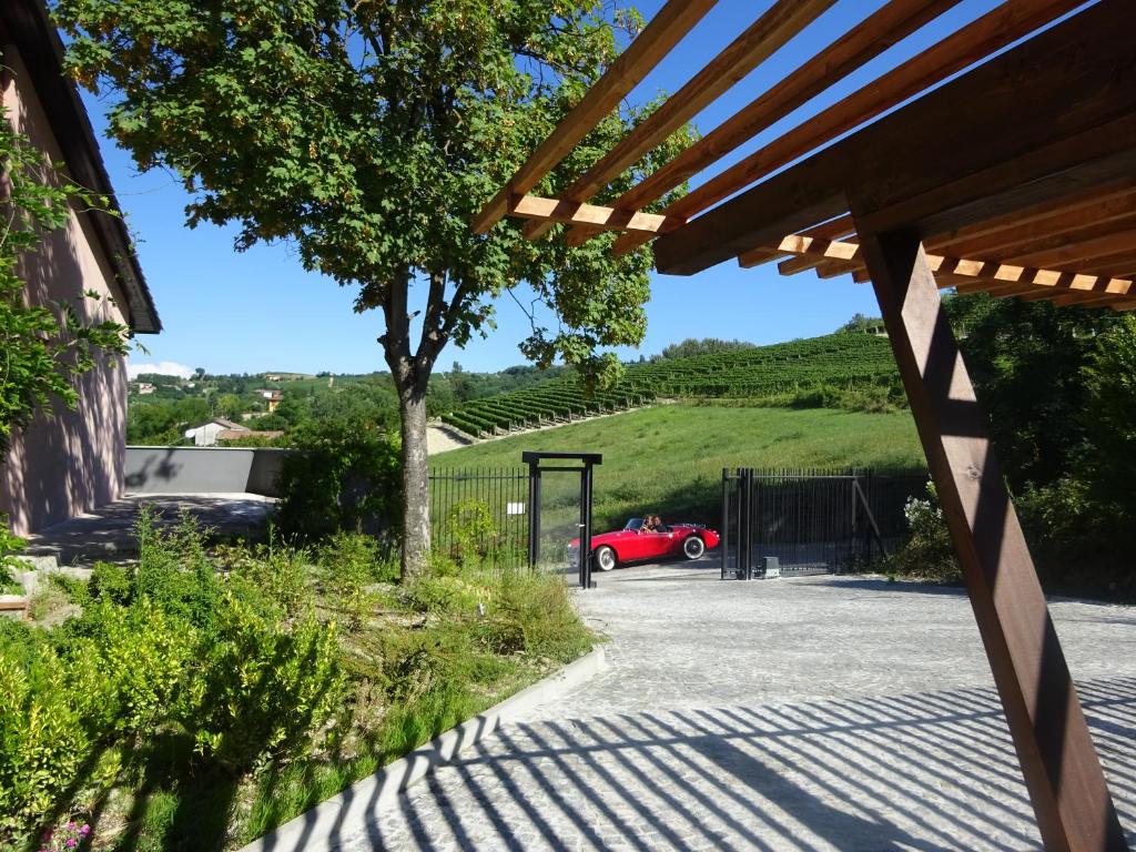 Fotografie z fotogalerie ubytování Villa Architetti Piemonte, Entire Private Villa with Infinity Pool and Poolhouse, 5 bedroom, six bathroom perfect for families and friends v destinaci Calamandrana