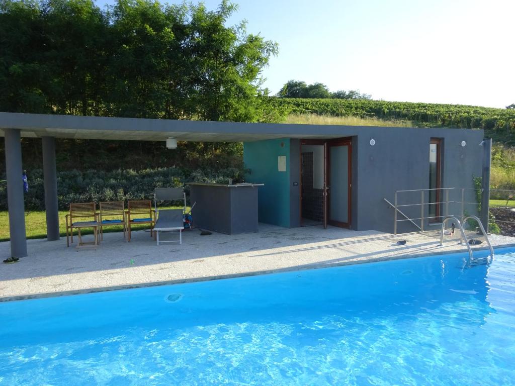 Bazén v ubytování Villa Architetti Piemonte, Entire Private Villa with Infinity Pool and Poolhouse, 5 bedroom, six bathroom perfect for families and friends nebo v jeho okolí