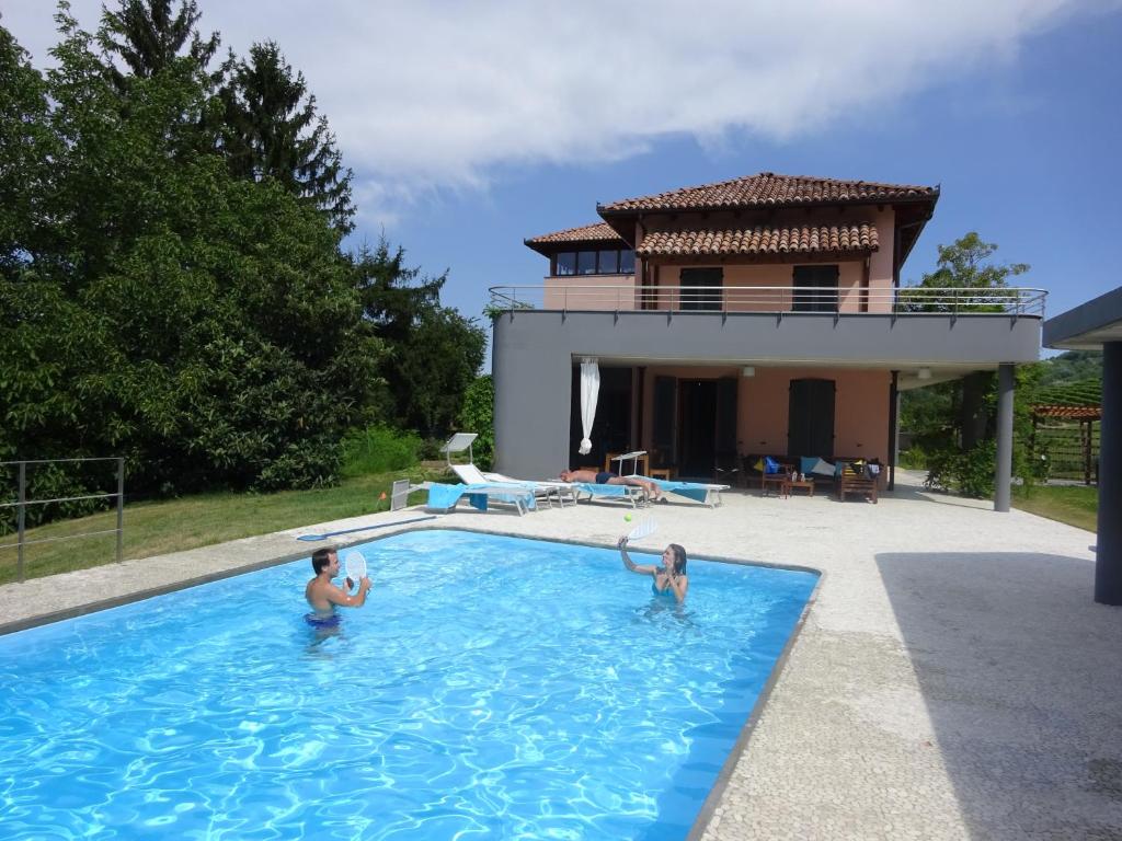 Bazén v ubytování Villa Architetti Piemonte, Entire Private Villa with Infinity Pool and Poolhouse, 5 bedroom, six bathroom perfect for families and friends nebo v jeho okolí