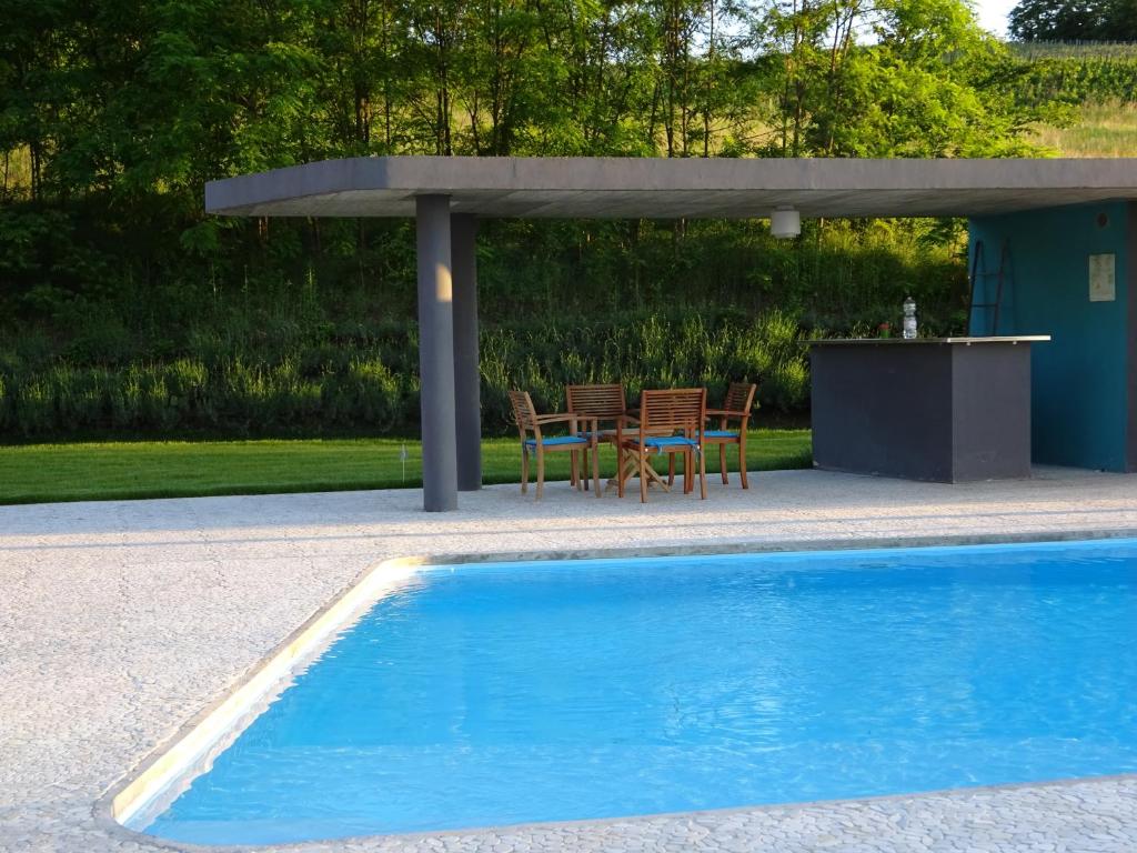 Bazén v ubytování Villa Architetti Piemonte, Entire Private Villa with Infinity Pool and Poolhouse, 5 bedroom, six bathroom perfect for families and friends nebo v jeho okolí