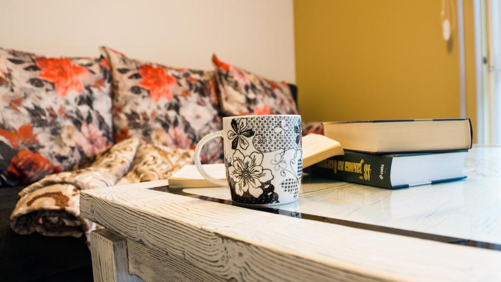 希薩里亞的住宿－Nasred grada，坐在沙发旁边的桌子上的一个咖啡杯