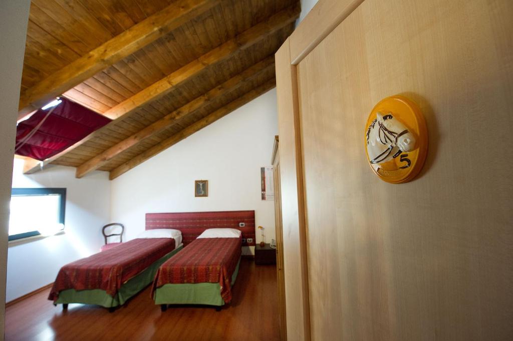 A bed or beds in a room at Albergo Cavallino