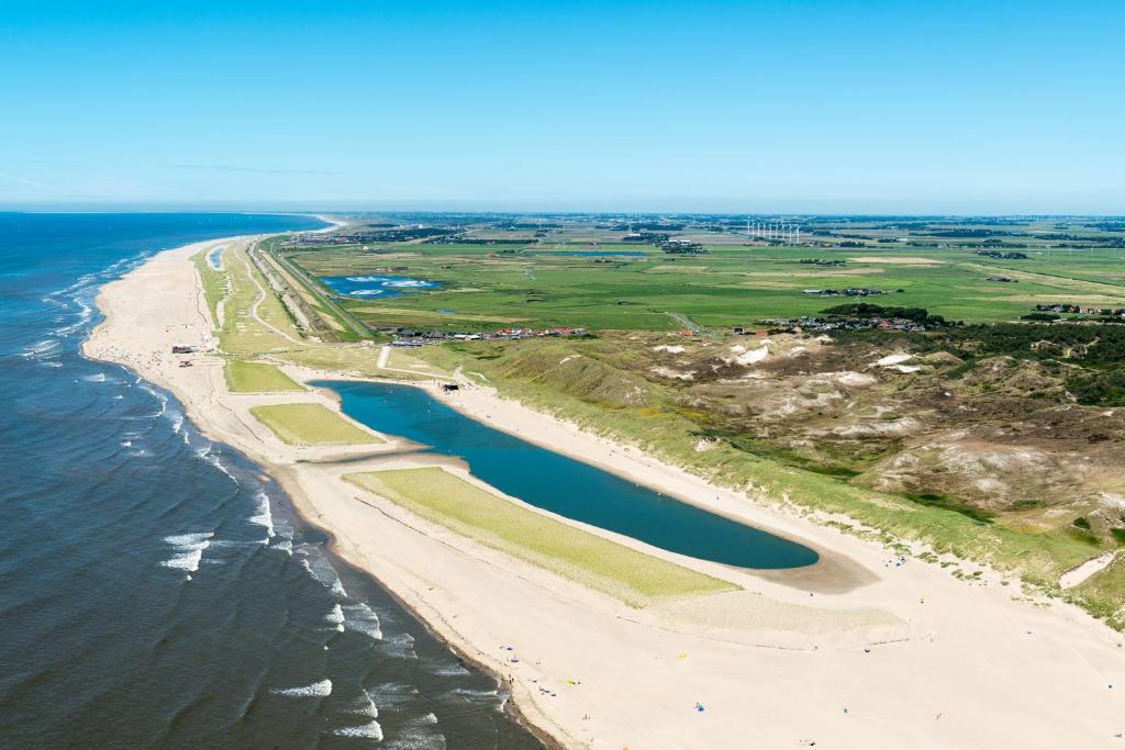 een luchtzicht op het strand en de oceaan bij Strandstudio's Camperduin in Schoorl