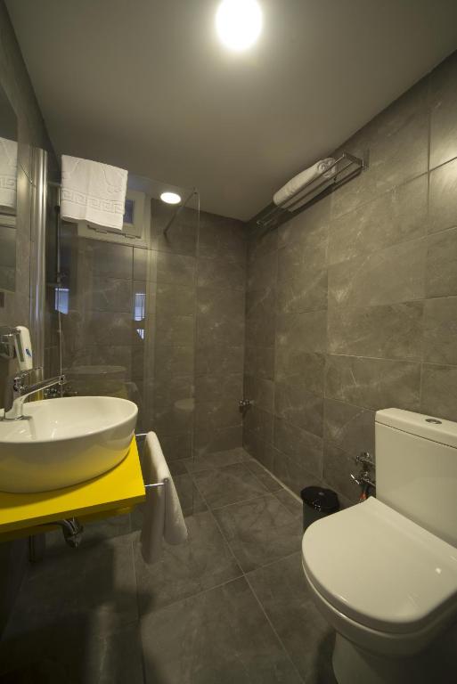 Koupelna v ubytování Piano Hotel