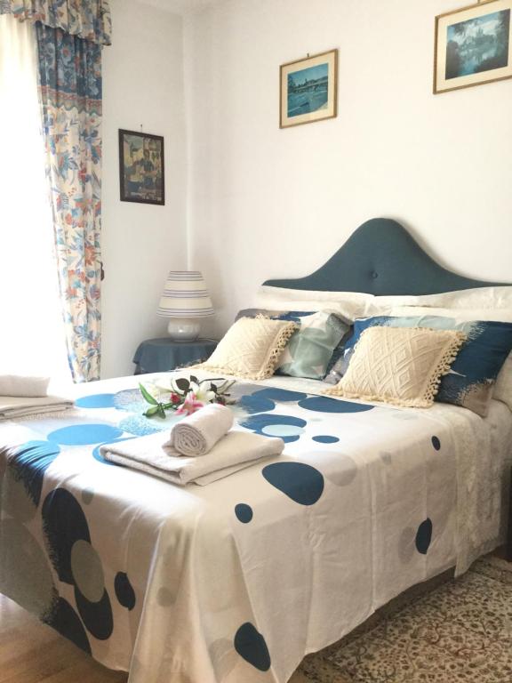 - une chambre avec un grand lit et une couverture bleue et blanche dans l'établissement Il posto ideale, à Rome