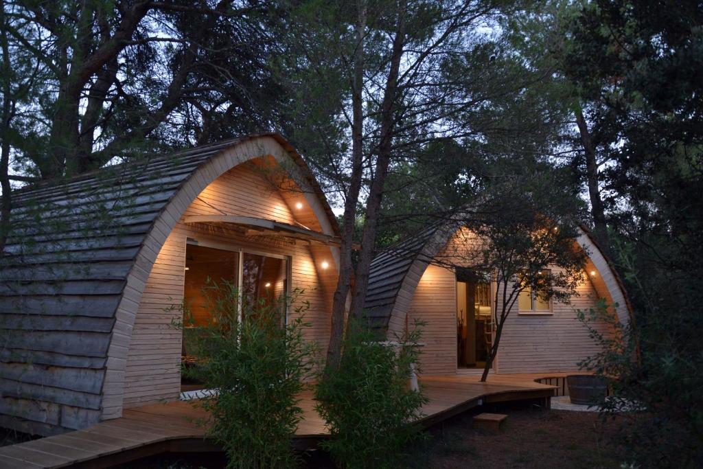 une petite maison dans les bois la nuit dans l'établissement Cabanons Jour & Nuit, à Mazan