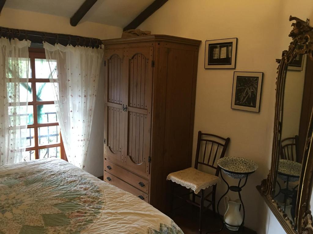 Sesta GodanoにあるVilla Rodiのベッドルーム1室(ベッド1台、ドレッサー、窓付)