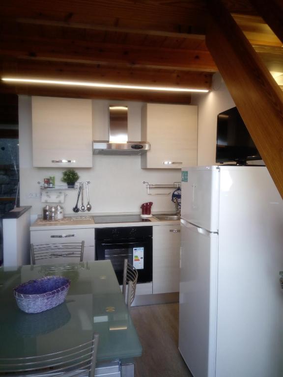 Kuchyňa alebo kuchynka v ubytovaní Tigullio Vacations: lo Chalet sul Mare