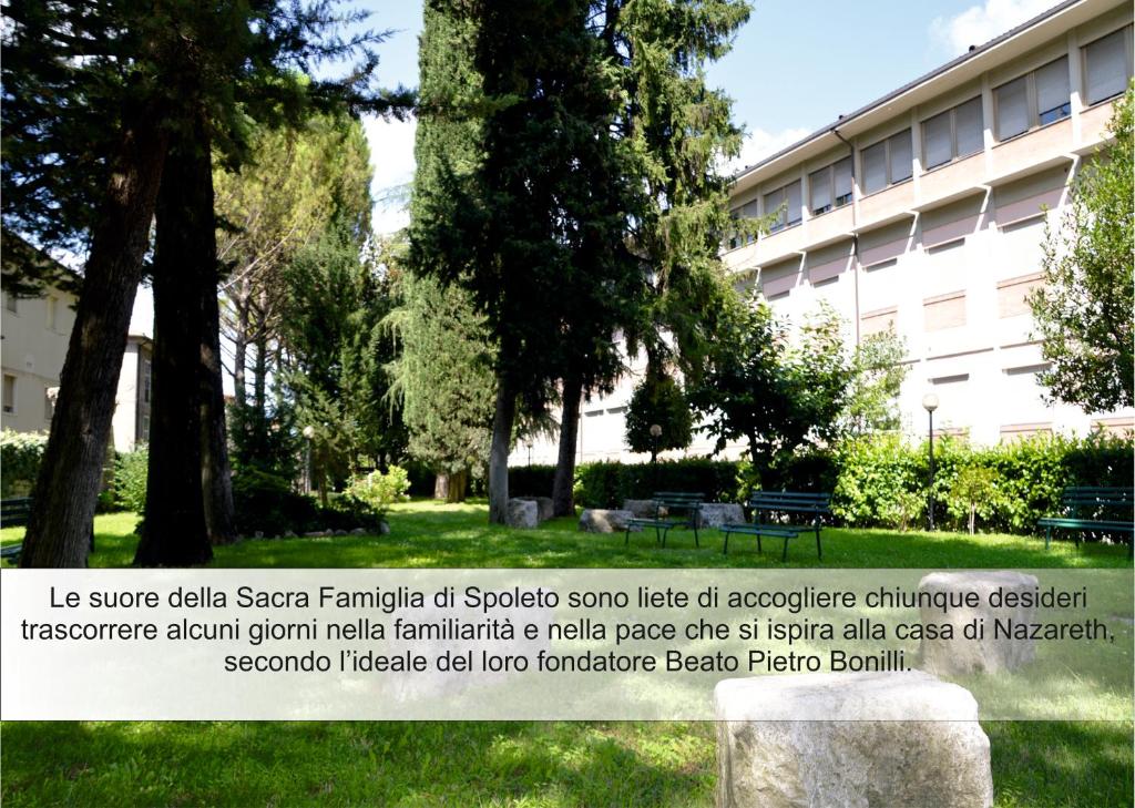 um sinal em frente a um edifício em Casa Religiosa Di Ospitalità Nazareno em Spoleto