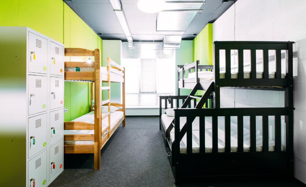 Palanda nebo palandy na pokoji v ubytování Happy Hostel Kiev