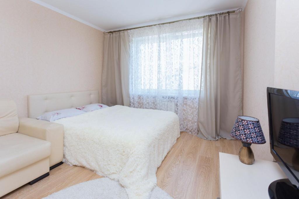 Een bed of bedden in een kamer bij Minsk Apartment on Prityckogo