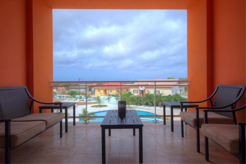 una stanza con sedie, un tavolo e una piscina di Isla Bonita a Palm Beach
