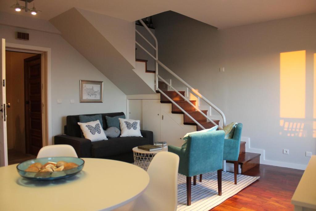uma sala de estar com uma mesa e uma escada em Sea & Fish apartments em Matosinhos
