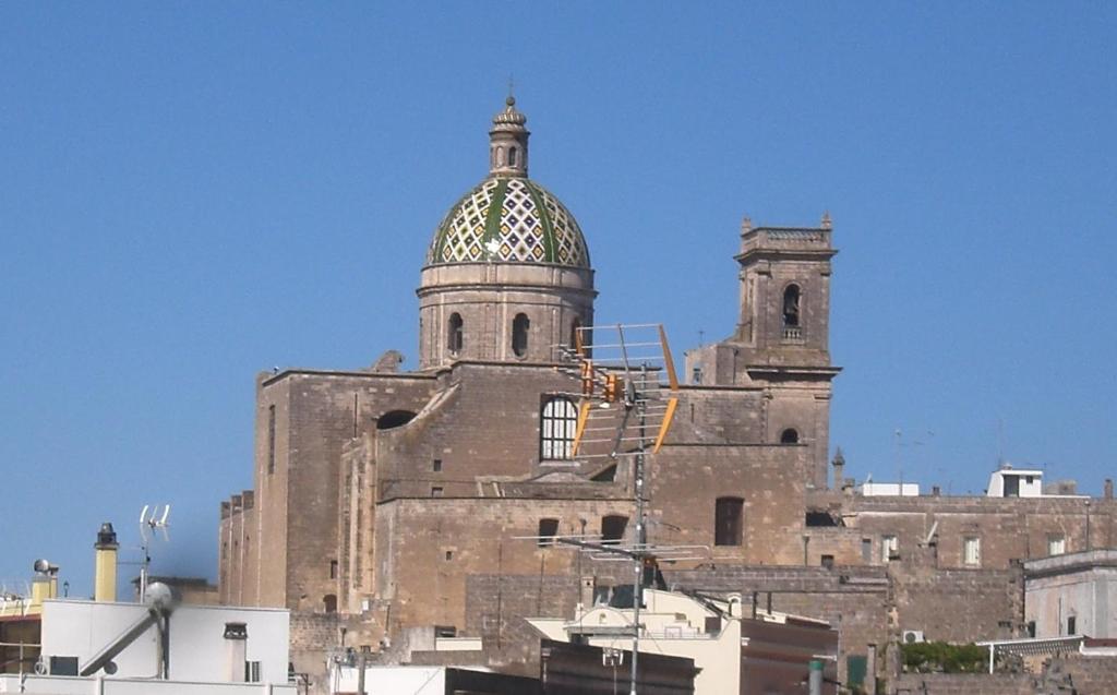 un viejo edificio de ladrillo con una cúpula encima en Villino Monte San Michele, en Oria