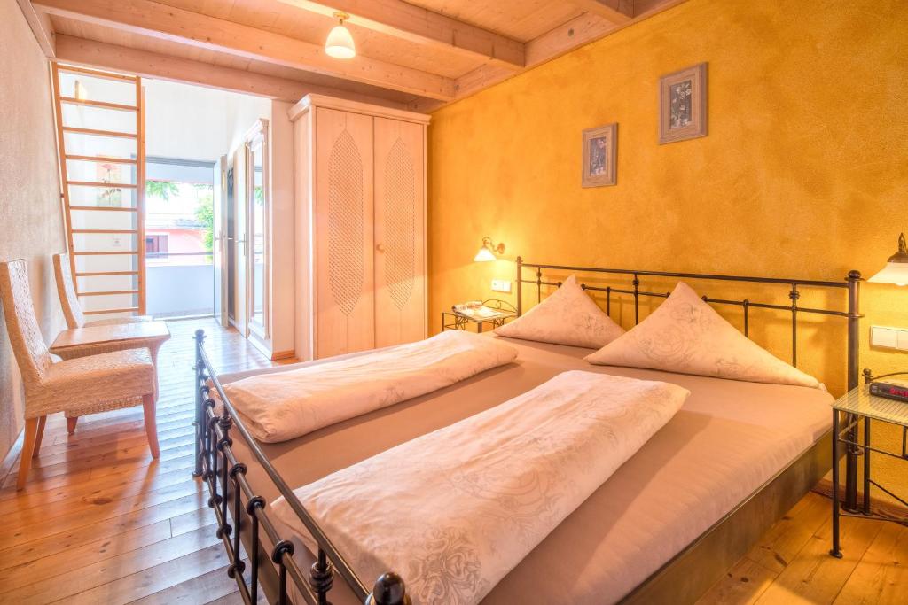 Postel nebo postele na pokoji v ubytování Arndt Hotel Garni