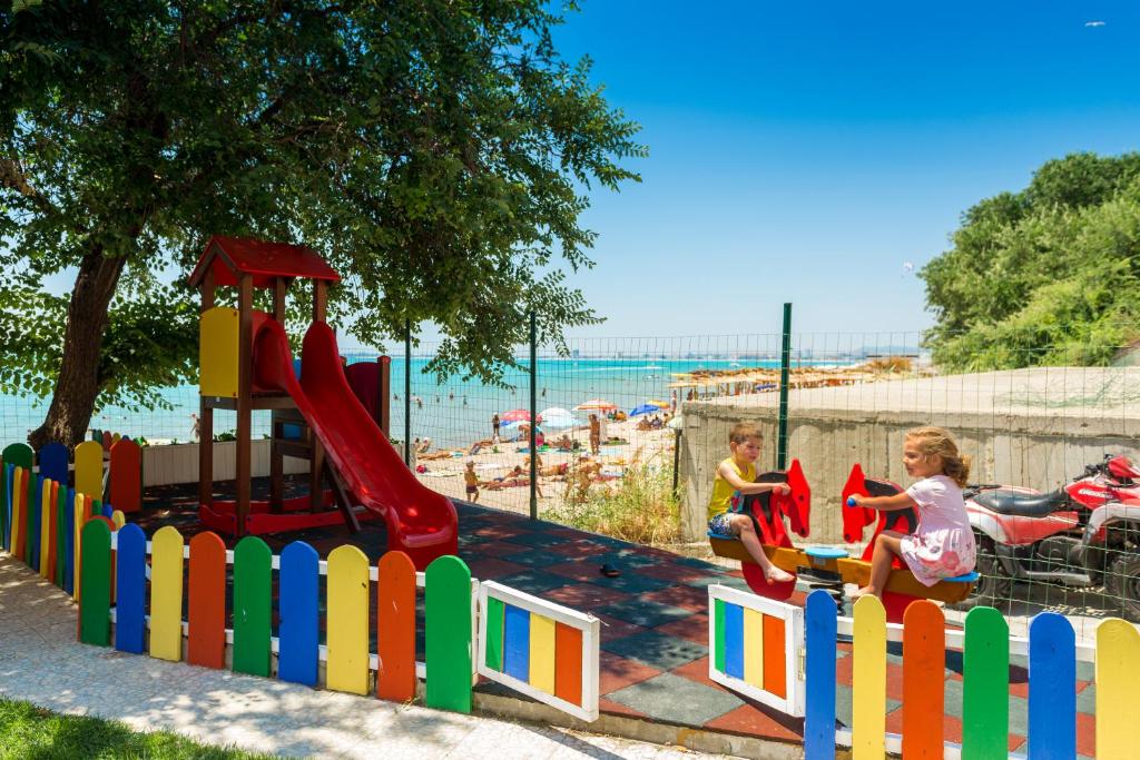 Herní místnost nebo prostor pro děti v ubytování Iris Beach Hotel