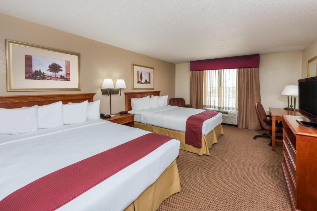 Seasons Inn & Suites Highland - Queen Room With Two Queen Beds - Non-Smoking