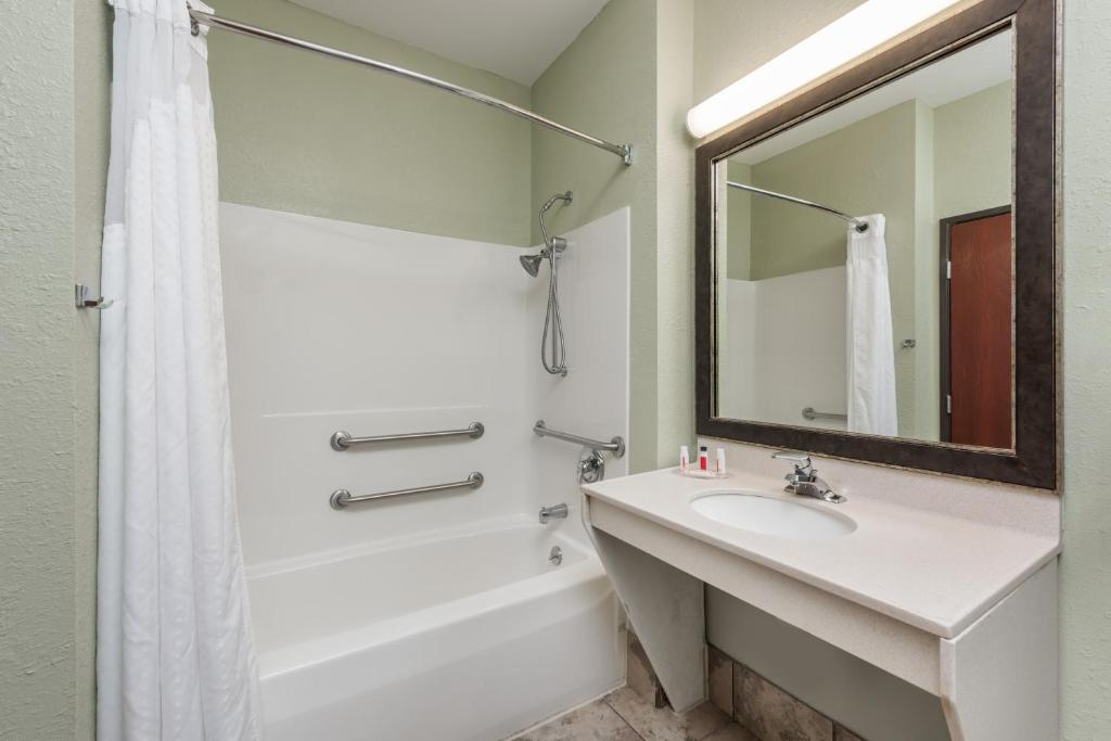 Seasons Inn & Suites Highland - King Room - Disability Access/Non-Smoking