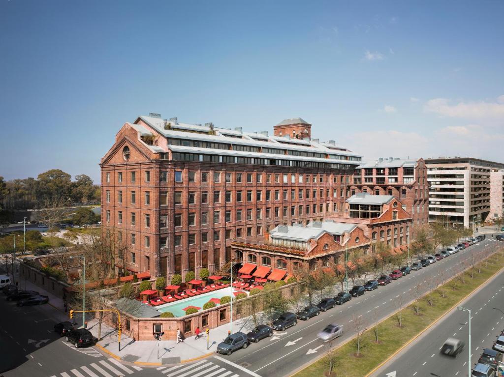 einen Blick über ein großes Backsteingebäude mit einer Straße in der Unterkunft Faena Hotel Buenos Aires in Buenos Aires