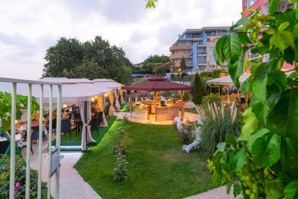 Zahrada ubytování Iris Beach Hotel