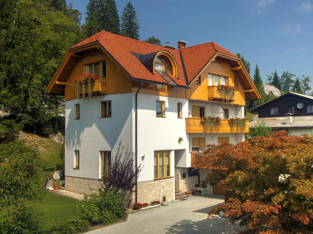 una grande casa con tetto rosso di Apartments Mira a Bled