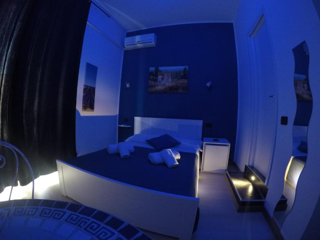 Un dormitorio azul con una cama con sábanas y almohadas azules. en Julius Caesar 183, en Roma