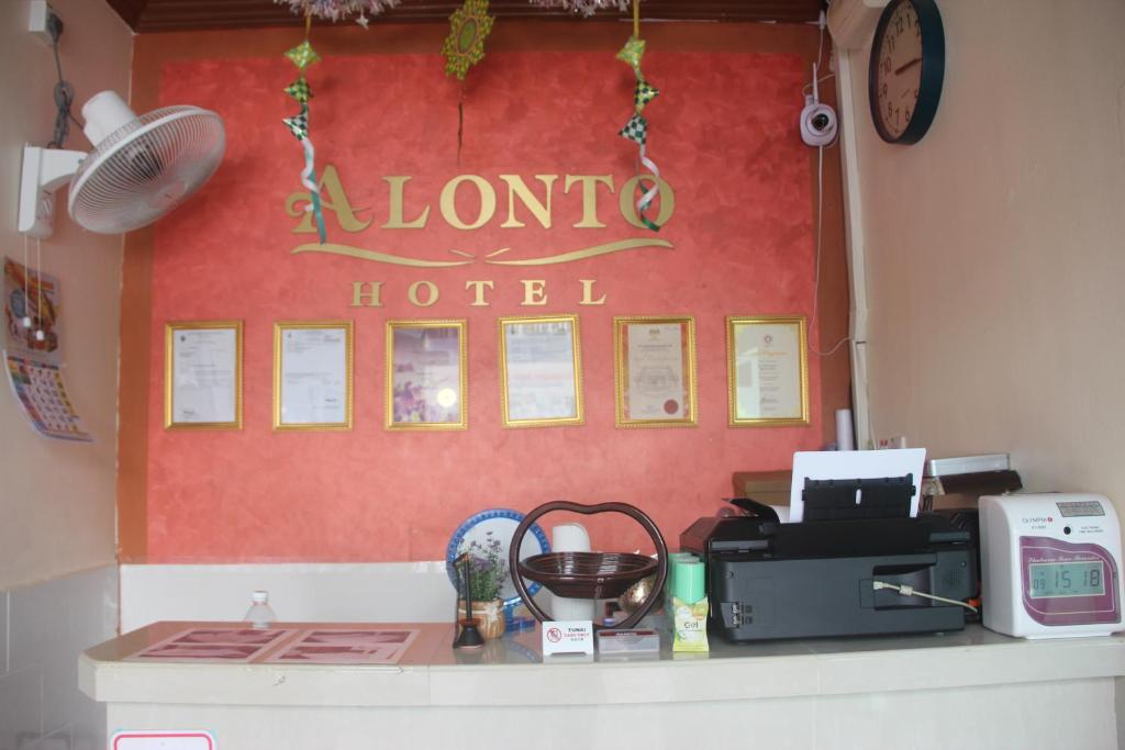 Příslušenství pro přípravu čaje a kávy v ubytování Alonto Hotel