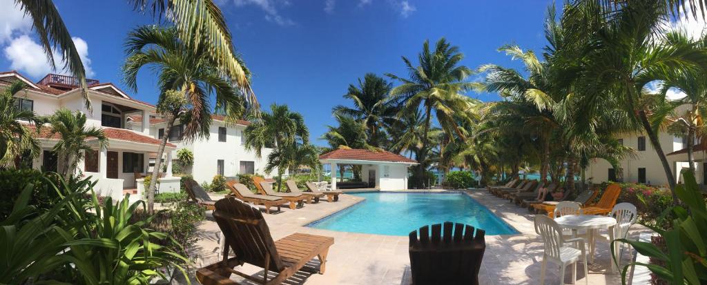 Swimming pool sa o malapit sa Tradewinds Paradise Villas