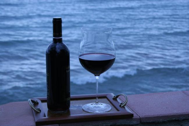アヴォラにあるNonna Pedraの海の横のトレイに座るワイン