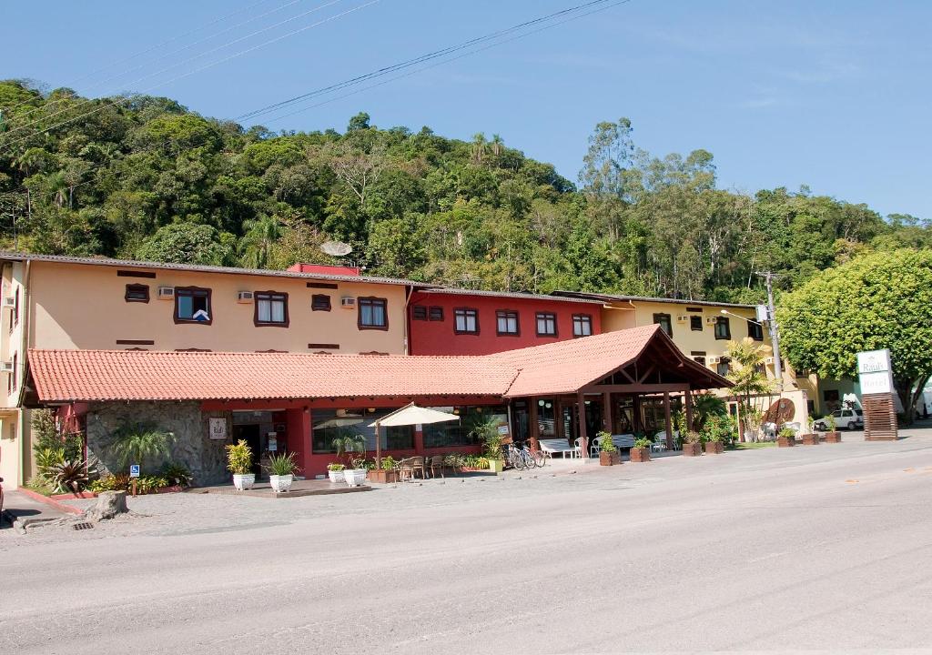 a building on the side of a street at Hotel Raul's in Gaspar