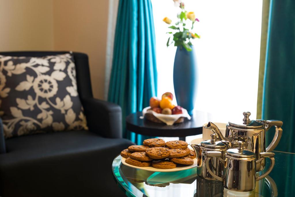 una mesa con un plato de galletas en una mesa en Sonotel Hotels & Resorts Pvt Ltd, en Dhanbād