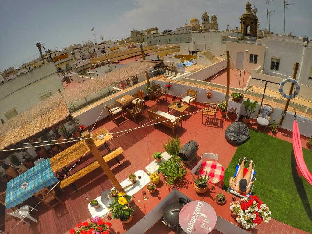 an overhead view of a rooftop patio with tables and benches at Spanish Galleon Lodge in Cádiz
