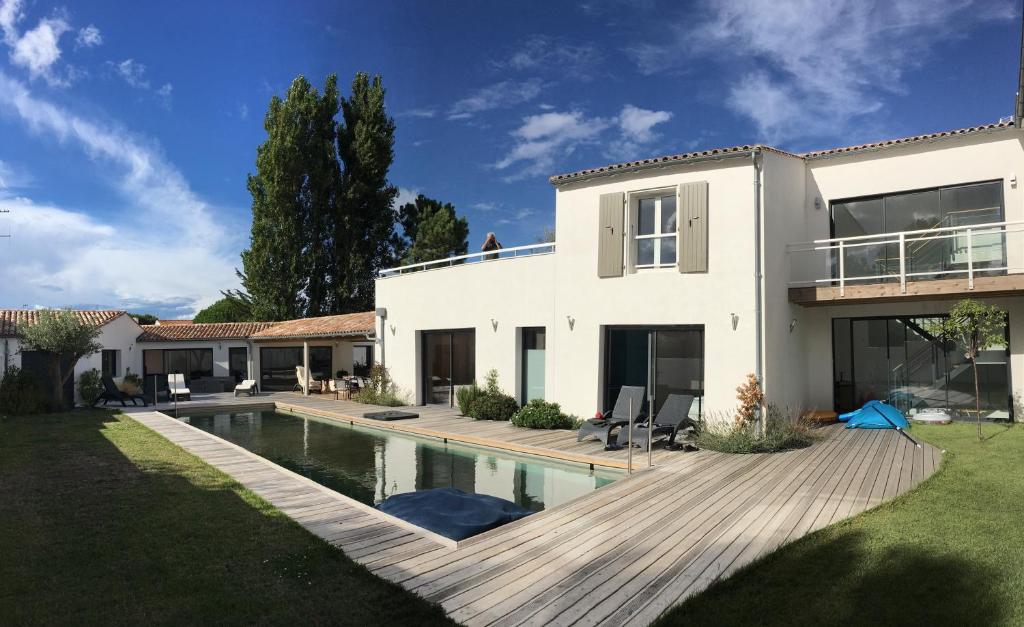 a house with a swimming pool in the yard at L'Île de Lumière in Rivedoux-Plage