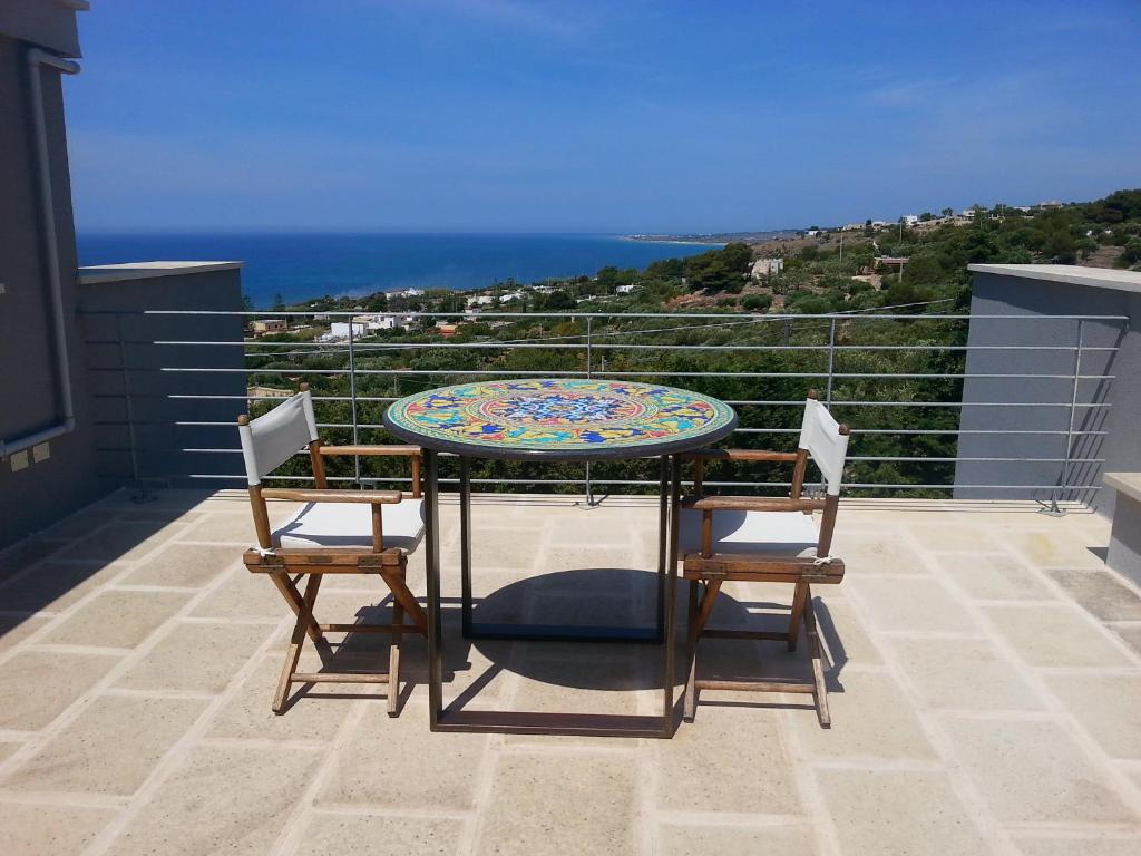 トッレ・ヴァードにあるVilla Cà del Mar Loftの海を望むバルコニー(テーブル、椅子2脚付)