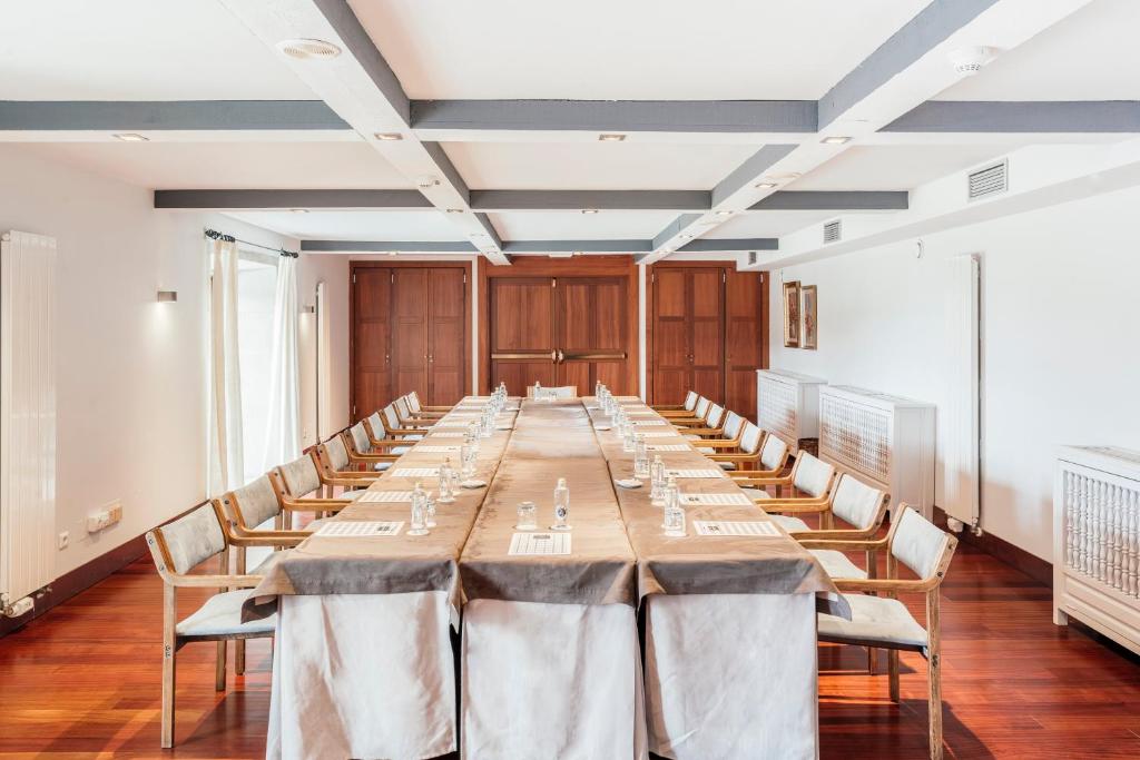 The business area and/or conference room at Parador de Baiona