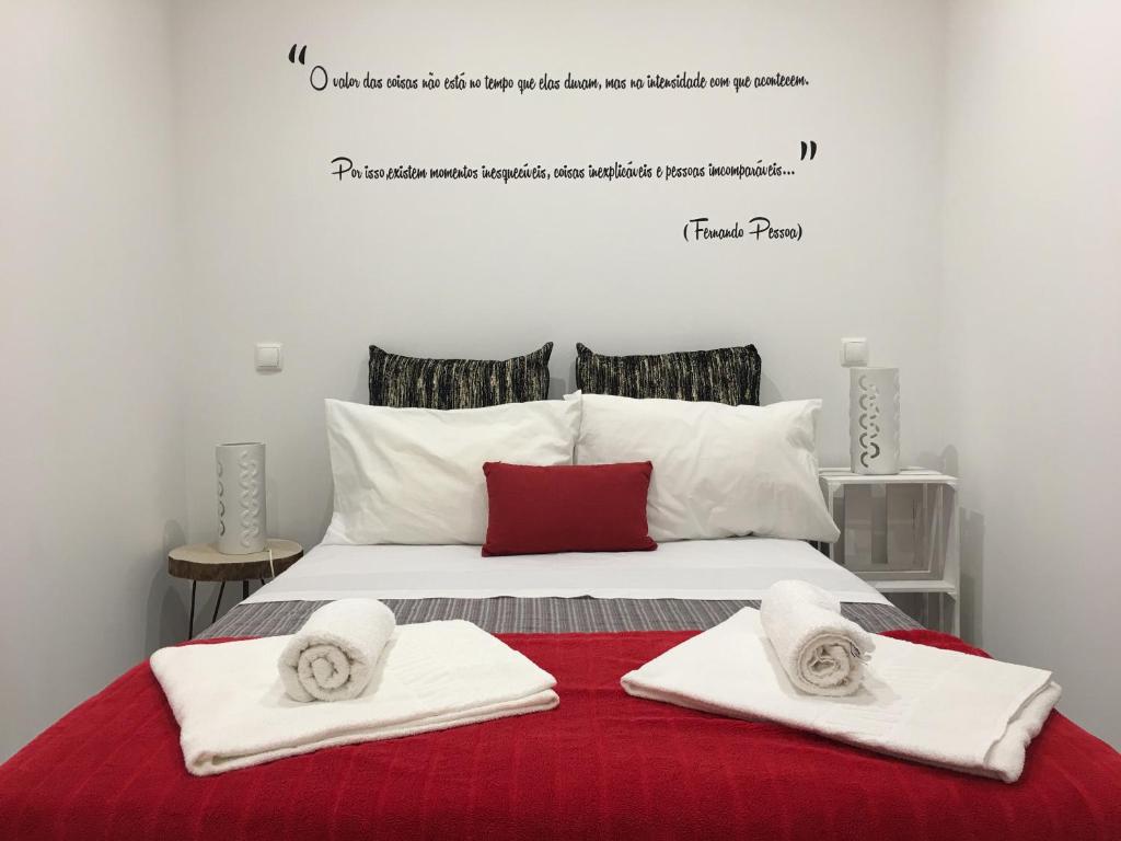 サン・バルトロメウ・デ・メシネスにあるCasa do Adroのベッドルーム1室(ベッド1台、タオル2枚付)