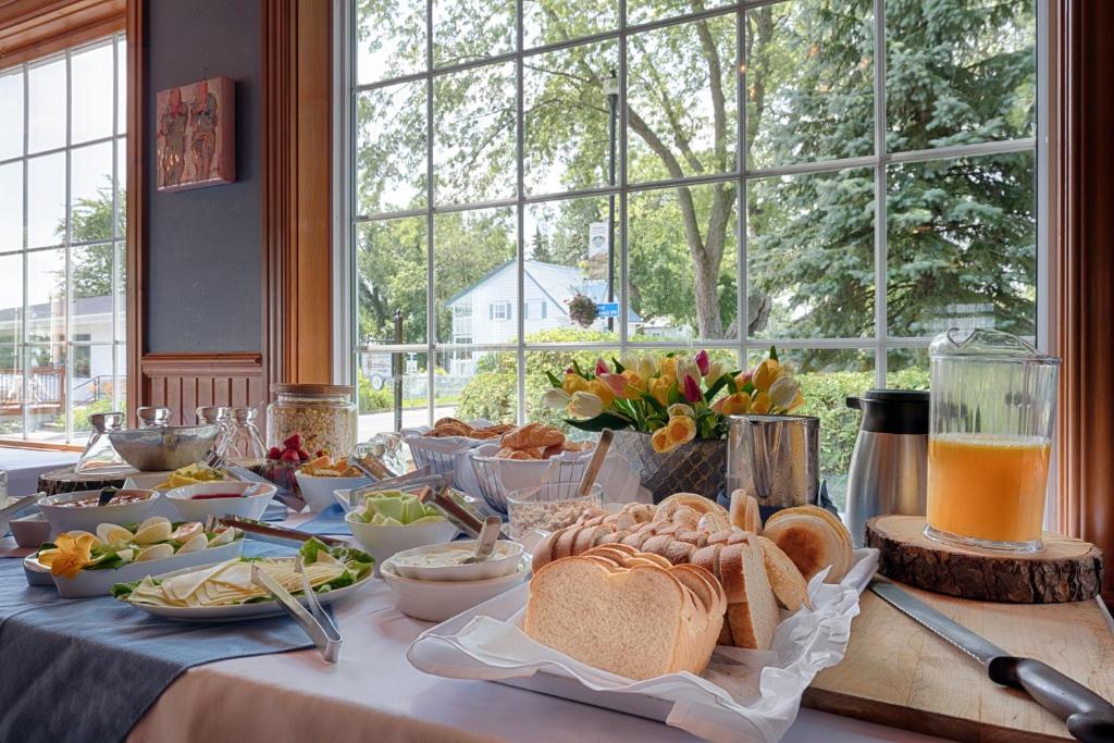 ein Tisch mit Brot und anderen Speisen darauf in der Unterkunft Auberge Handfield et Spa in Saint-Marc-sur-Richelieu