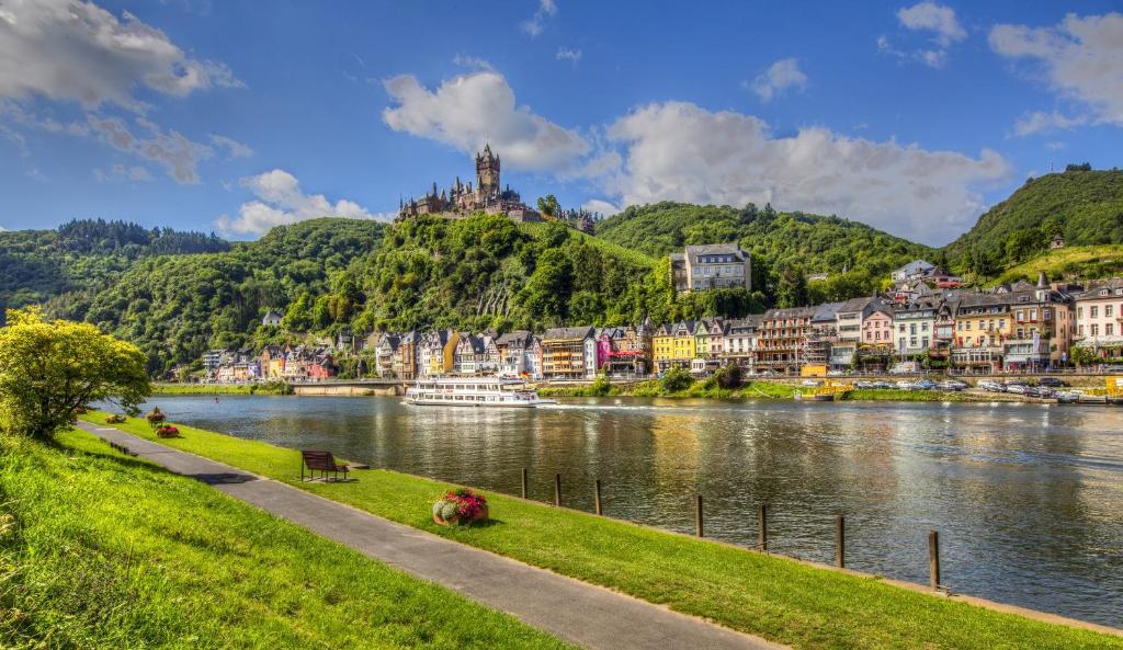 una ciudad a orillas de un río con una ciudad en Villa Sonnenblick, en Cochem