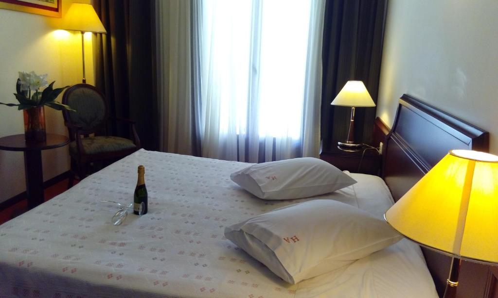 Postel nebo postele na pokoji v ubytování Hotel Apollonia Delphi